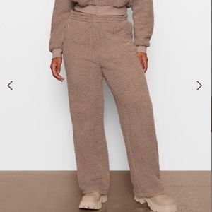 SKIMS skims TEDDY TRACK PANT fuzzy sweatpants. Never been worn brand new!